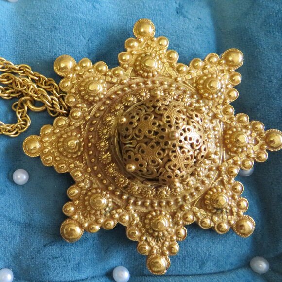 Vtg Adele Simpson book rare gold necklace ,statement, fragrance scent dispenser - Picture 1 of 15
